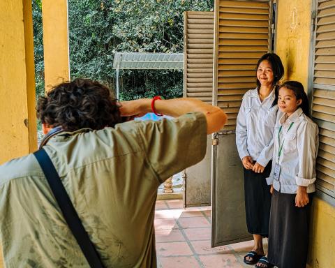 VuTheara dans une école publique photographie deux étudiantes VuTheara dans une école publique photographie deux étudiantes
