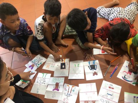 Des enfants font un jeux d'assemblage d'images Des enfants font un jeux d'assemblage d'images