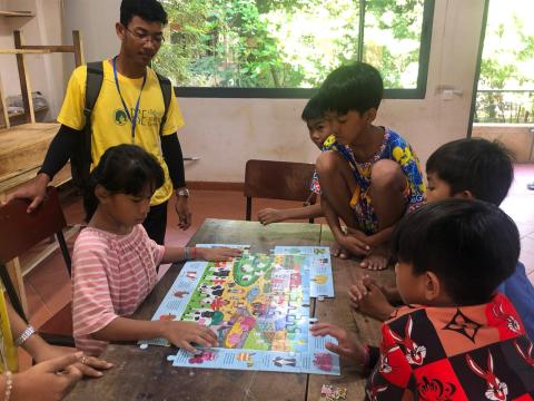 Des enfants font un puzzle Des enfants font un puzzle