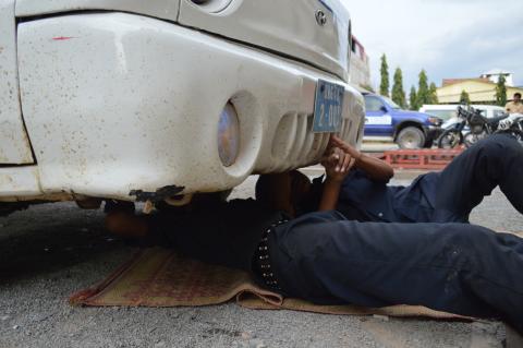 Deux étudiants travaillent sur la réparation d'une voiture dans le garage d'application de PSE Deux étudiants travaillent sur la réparation d'une voiture dans le garage d'application de PSE