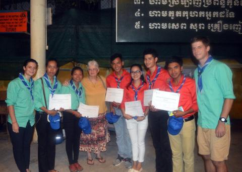 Marie-France des Pallières fondatrice de PSE entourée de scouts
