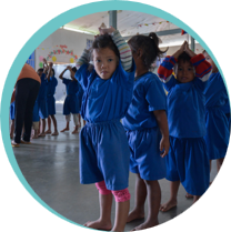 Enfants des paillotes en uniforme bleu