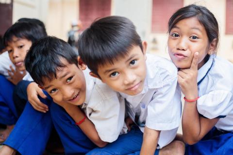 Des enfants aidés par l'association font des grimaces
