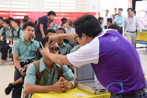 Un employé d'Essilor fait un examen des yeux d'un étudiant PSE