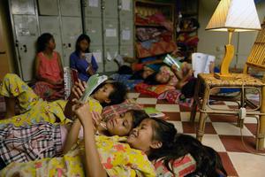 Des fillettes du pensionnat en train de lire dans leur chambre Des fillettes du pensionnat en train de lire dans leur chambre