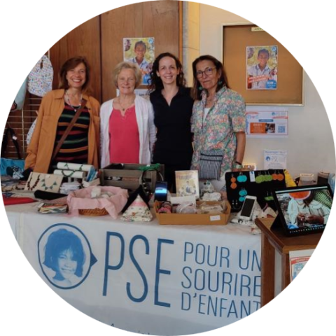 Quatre bénévoles devant un stand PSE Quatre bénévoles devant un stand PSE
