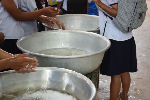 Les élèves se lavent les mains avant d'aller manger
