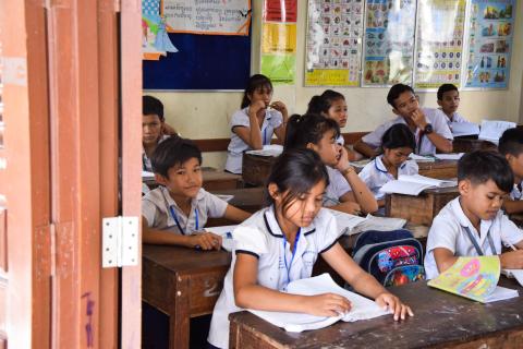 Un groupe d'enfants en classe à l'école de rattrapage PSE Les enfants du programme de cours de rattrapage en classe