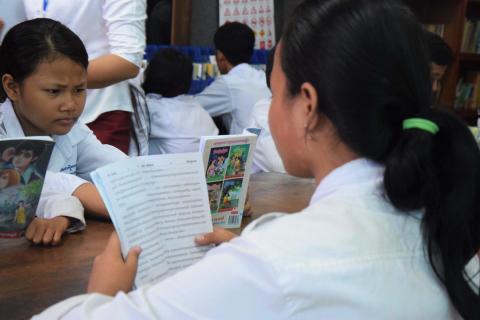 Une jeune fille en train de lire un livre dans la bibliothèque de PSE Une jeune fille en train de lire un livre dans la bibliothèque de PSE