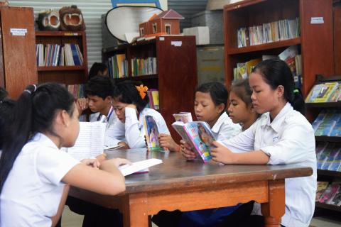 Des enfants en train de lire dans la bibliothèque de PSE Des enfants en train de lire dans la bibliothèque de PSE