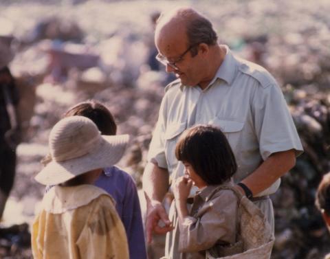 Christian des Pallières, fondateur de PSE, sur la décharge avec des enfants