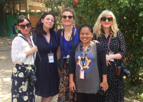 Quatre blogueuses françaises avec une employée de PSE lors d'une visite de l'école à Phnom Penh Les ambassadrices au centre PSE avec staff cambodgien