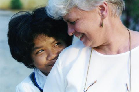 Marie-France des Pallières fondatrice de PSE avec une jeune prise en charge par l'association Marie-France des Pallières fondatrice de PSE avec une jeune prise en charge par l'association