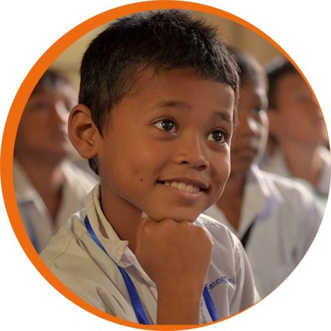 Bulle avec la photo d'un petit garçon qui tient sa tête sur son poing Un petit garçon en classe