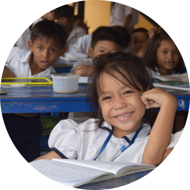 Petite fille souriante en classe