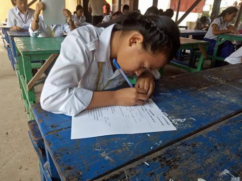 Une jeune élève en cours de soutien à PSE