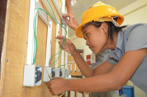 Une jeune étudiante en pleine pratique Une jeune étudiante en pleine pratique