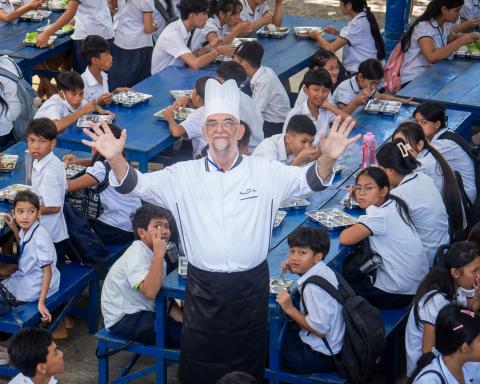 Chef Marco à la cantine au milieu des enfants