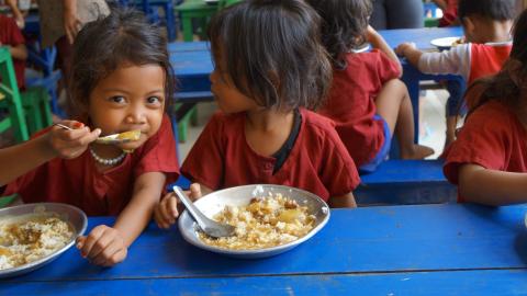Deux petites filles en train de manger à la cantine de PSE Deux petites filles en train de manger à la cantine de PSE