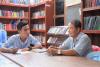 Bak, bibliothécaire de PSE, échange avec Mitrey du service communication de PSE Bak Somborl parle de la bibliothèque de PSE